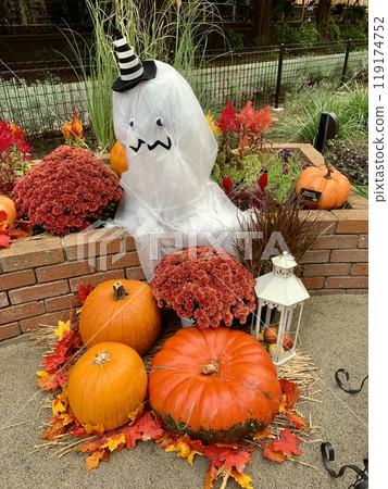 Halloween outdoor decorations: Fall display of hatted ghosts, pumpkins, and white lanterns Halloween outdoor decorations: Fall display of hatted ghosts, pumpkins, and white lanterns 119174752