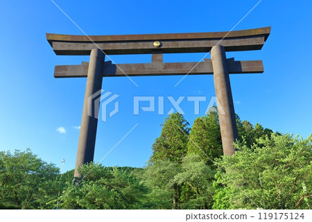[Wakayama Prefecture] The great torii gate of Oyunohara on a clear day (Kumano Hongu Taisha Shrine) 119175124