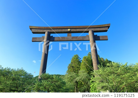 [Wakayama Prefecture] The great torii gate of Oyunohara on a clear day (Kumano Hongu Taisha Shrine) 119175125