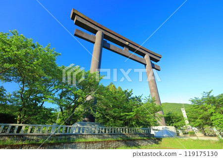 [Wakayama Prefecture] The great torii gate of Oyunohara on a clear day (Kumano Hongu Taisha Shrine) 119175130