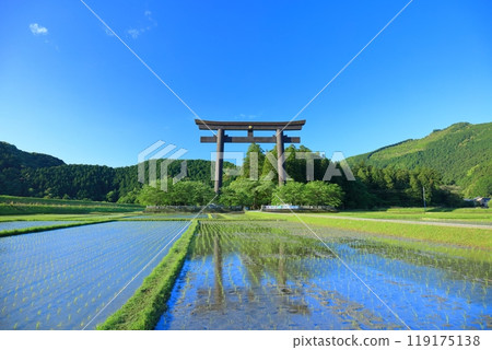 [Wakayama Prefecture] The great torii gate of Oyunohara on a clear day (Kumano Hongu Taisha Shrine) 119175138
