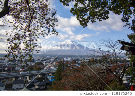 在秋天的樹葉後面看到富士山 119175240