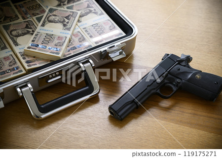 公事包裡有一把槍和一疊錢 公事包裡有一把槍和一疊錢 119175271