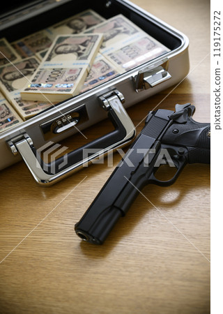 公事包裡有一把槍和一疊錢 公事包裡有一把槍和一疊錢 119175272