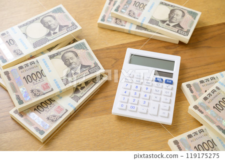 桌上一疊鈔票和一個計算機（新鈔票版） 119175275