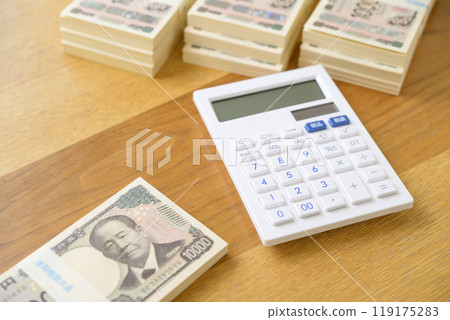 桌上一疊鈔票和一個計算機（新鈔票版） 119175283