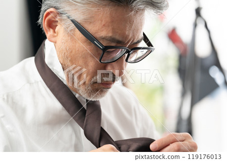 Businessman getting ready Businessman getting ready 119176013