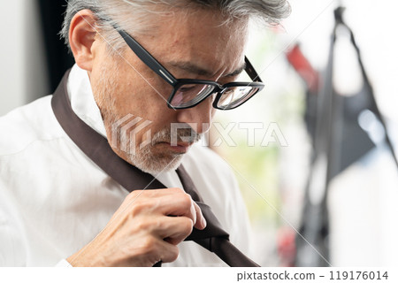 Businessman getting ready 119176014