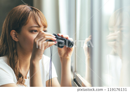 有雙筒望遠鏡的一名婦女 119176131
