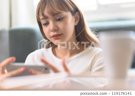 使用智能手機的女人 119176141