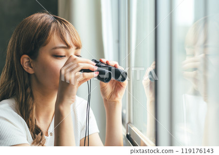 有雙筒望遠鏡的一名婦女 119176143