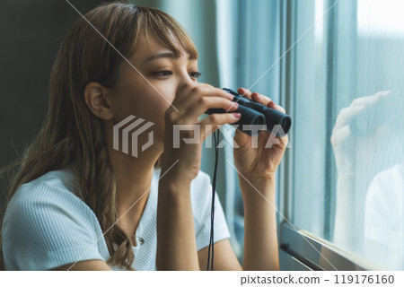 有雙筒望遠鏡的一名婦女 119176160