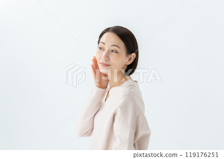Middle woman beauty 119176251