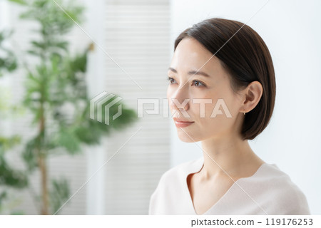 Middle-aged woman beauty profile 119176253