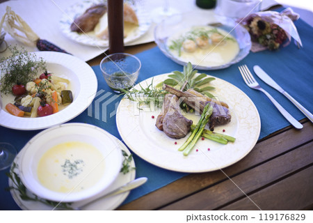 Lunch on the balcony 119176829