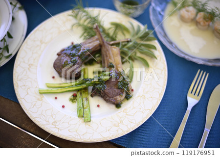 在陽台上吃午飯 在陽台上吃午飯 119176951