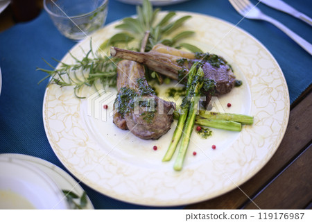 在陽台上吃午飯 在陽台上吃午飯 119176987