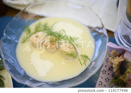 在陽台上吃午飯 在陽台上吃午飯 119177496