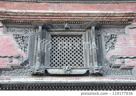 尼泊爾,加德滿都,巴桑塔普爾廣場,哈努曼多卡(舊皇宮)窗戶,尼瓦爾雕刻 尼泊爾,加德滿都,巴桑塔普爾廣場,哈努曼多卡(舊皇宮)窗戶,尼瓦爾雕刻 119177836