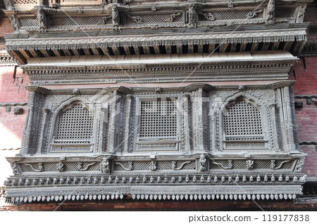 尼泊爾,加德滿都,巴桑塔普爾廣場,哈努曼多卡(舊皇宮)窗戶,尼瓦爾雕刻 尼泊爾,加德滿都,巴桑塔普爾廣場,哈努曼多卡(舊皇宮)窗戶,尼瓦爾雕刻 119177838