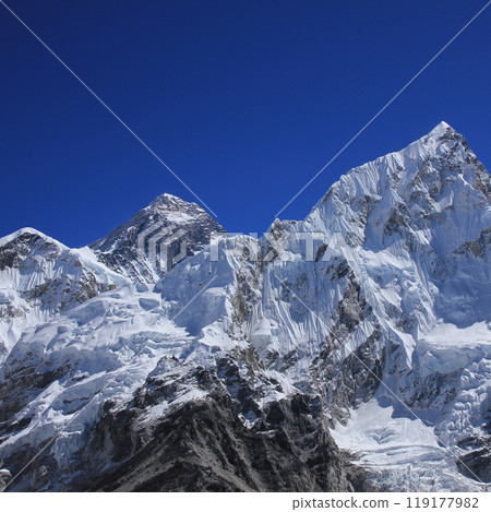 Blue sky over Mt Everest and Nuptse in autumn, view from Kala Patthar, Nepal. 119177982