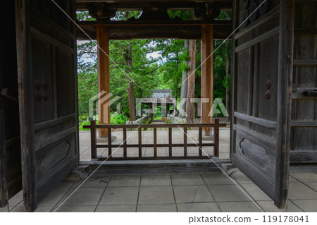 [Koudenji Temple] View of the approach from the gate [Aida, Matsumoto City] 119178041