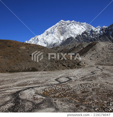 Creek and azure blue sky over Mount Nuptse, autumn day in Nepal. 119178047