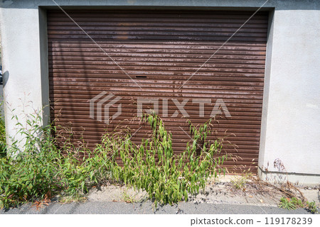 Abandoned garage with rusty shutters 119178239