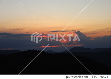 Mount Iwaki at dusk as seen from Jogakura Mount Iwaki at dusk as seen from Jogakura 119178871