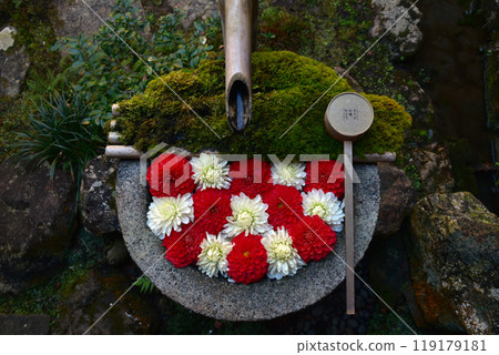 A beautiful flower-washing fountain with red and white flowers A beautiful flower-washing fountain with red and white flowers 119179181