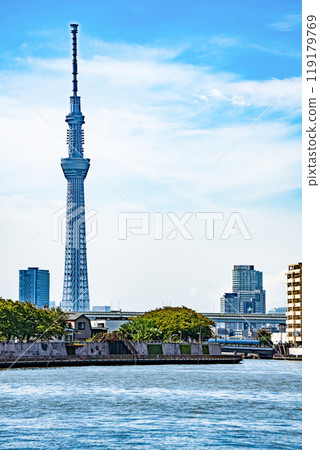 十月，從流經東京葛飾奧戶的中川河看到的晴空塔 119179769