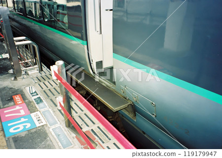 The lift-up step on the 400 series Shinkansen 119179947