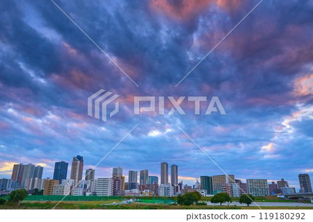View of the high-rise apartments in Nakahara Ward, Kawasaki City from the Tamagawa riverbed in Denenchofu Honcho, Ota Ward, Tokyo at dusk 119180292