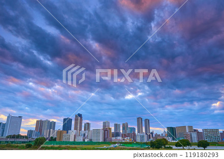 View of the high-rise apartments in Nakahara Ward, Kawasaki City from the Tamagawa riverbed in Denenchofu Honcho, Ota Ward, Tokyo at dusk 119180293