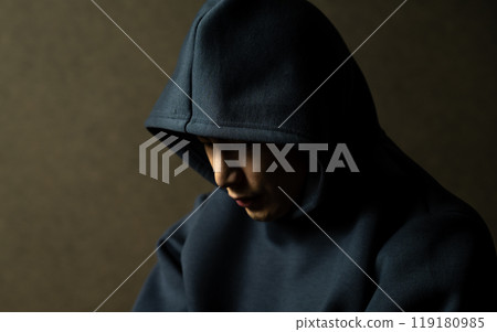 穿著派克大衣兜帽的男人 119180985