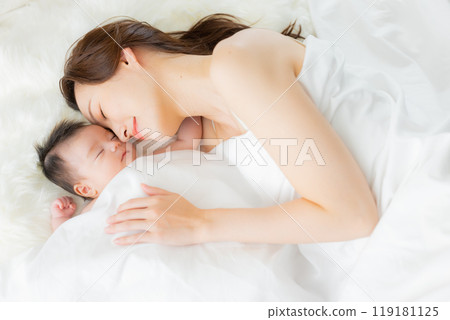 Baby and mother 119181125