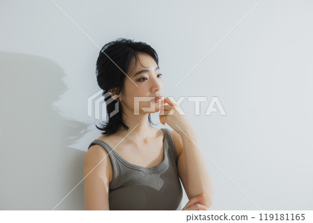 Woman in tank top 119181165