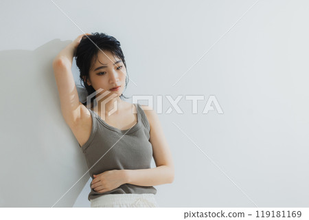 Woman in tank top 119181169