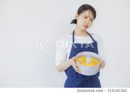 Woman baking chiffon cake 119181302