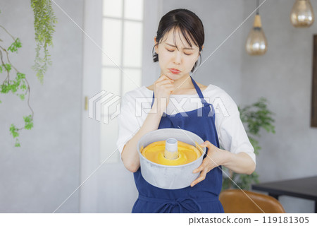 Woman baking chiffon cake 119181305