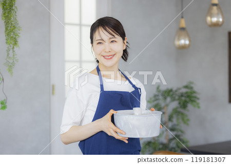 Woman baking chiffon cake 119181307