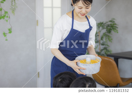 一個女人正在烤戚風蛋糕 119181332