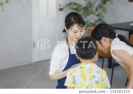 一個女人正在烤戚風蛋糕 一個女人正在烤戚風蛋糕 119181333