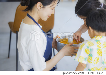 嬰兒爬行 119181334