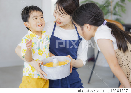 Crawling baby 119181337