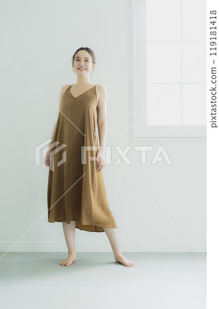 穿著裙子的年輕女子 穿著裙子的年輕女子 119181418