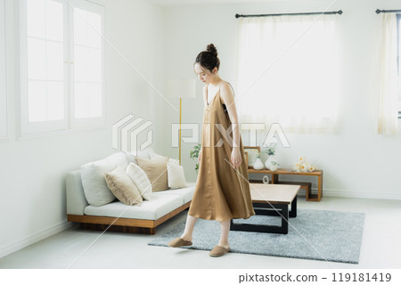 穿著裙子的年輕女子 119181419