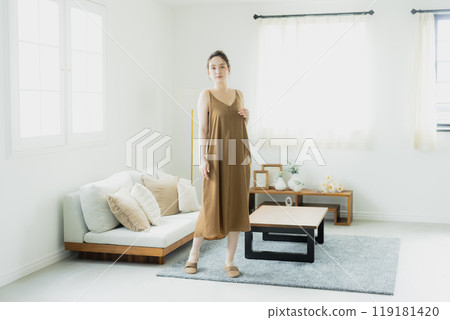 穿著裙子的年輕女子 穿著裙子的年輕女子 119181420