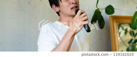 有麥克風的手男人 119182020