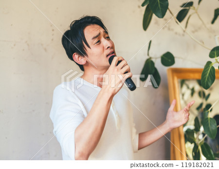 有麥克風的手男人 119182021